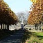 Monsgur : L'esplanade et le monument aux morts.
