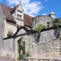 La Role : Le manoir du Prince Noir, appel galement logis du Parlement, rue de Menuts, est un htel Renaissance qui date du dbut du XVIe sicle. N'ayant toutefois jamais hberg le Prince Noir, douard de Woodstock, prince anglais d'Aquitaine, fils an d'Henri III, qui vcut de 1300  1376. C'tait une maison noble de la ville et il abrita cependant,  la fin du XVIIe sicle, le prsident du Parlement de Bordeaux. Dans la cour, une tour octogonale surmonte d'une chauguette abrite un escalier.