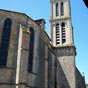 La Role : L'glise Saint-Pierre est initialement construite au XIIe sicle dans le style roman. Svrement saccage ainsi que le prieur par les troupes huguenotes au cours des guerres de Religion, en 1577, elle est entirement reconstruite au cours du XVIIe sicle en style gothique avec un portail latral plus prcisment de style gothique flamboyant. Elle comporte une nef unique et trois traves.