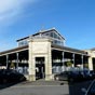 Monsgur : La halle du XIXe sicle, trs bel exemple d'harmonisation entre la fonte et le verre, a t construite en deux temps : d'abord les galeries extrieures en 1866 avec un square en leur centre, puis  la place de ce dernier une halle couverte en 1897 pour abriter la totalit des marchands forains.