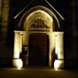 Dpart trs tt de Le Barp : l'glise du village est illumine et son portail attirant !