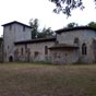 Aujourd'hui au milieu des bois , cet difice tait au centre de l'ancien village, abandonn au XIXe sicle. Btie sur la rive gauche de la Leyre, l'glise Saint Michel pouvait communiquer avec le prieur de Mons, situ plus en amont sur un ruisseau affluent . Les deux chapelles sont d'ailleurs trs proches dans leur construction: mme clocher-porche, mmes contreforts plats, mme nef aussi haute que large, recouvertes d'une simple charpente.