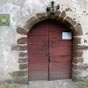 Le portail de l'glise. On remarquera sur le ct gauche un pannonceau rappelant que l'difice est  intgrer au parcours des plerins sur les chemins de Compostelle.