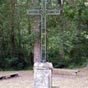 Un crucifix est plant prs de l'glise Saint Michel