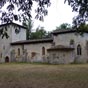 En 1950, le cur de la paroisse a dcouvert un dcor de peintures murales qui datent de la fin du XVe sicle  ou du dbut du XVIe. Ces peintures sont assez frquentes dans les Landes.Aprs la guerre de Cent Ans, au moment de la reconstruction du pays, beaucoup d'glises rurales rnoves ont reu un nouveau dcor peint. A Vieux Lugo, l'ensemble des peintures est relatif au plerinage. (Voir quelques-unes de ses fresques dans le droul des photos). 