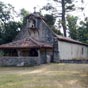 Au milieu de l'airial plant de chnes centenaires, la trs belle petite chapelle Saint-Roch a vu passer bien des plerins depuis le XIIe sicle. 