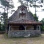 Avec son porche bien abrit et son petit clocher-mur portant un campanile, elle est typique des constructions de la rgion. Elle possde en son sein une statue de saint Roch en plerin et des boiseries sculptes qui voquent le plerinage de Compostelle. A ct de la chapelle, se trouve la fontaine Saint-Eutrope qui gurissait les estropis. Hlas cette chapelle est trs souvent ferme !