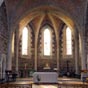 Le choeur de l'glise et ses murs en garluche. (C'est un grs ferrugineux qui se prsente en bancs discontinus, peu pais et peu profonds. Parfois presque noirs avec des reflets rouges, elle a donn aux difices de la rgion une beaut particulire).