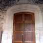 L'influence du plerinage est bien marque avec un vaste porche jacquaire et un portail orn d'une tonnante torsade de coquilles et de fleurs de lys (Voir dtail photo suivante).