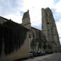 La tour carre de la cathdrale saint Gervais  cinq niveaux refaite au XVIIIe sicle dans le respect du style perdit peu aprs sa flche qui en faisait, dit-on, le plus haut clocher de France.