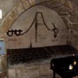 Tombeau de saint Lonard : situ  l'intrieur de l'glise, dans le croisillon sud, il est surmont de sa chane de prisonnier. La tradition veut que les femmes dsirant se marier et procrer viennent toucher le verrou.