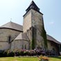 L'glise romane de Lacommande avait un dessin simple et pur : nef unique et abside en cul de four, 8 mtres de large pour 24 mtres de long. De cette poque restent les chapiteaux. Elle s'est enrichie au XIIIe sicle d'un clocher  escalier extrieur bti sur une chapelle de la Vierge gothique aux fentres hispano-mauresques et d'une tribune sur colonne-bnitier.