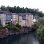 Le gave d'Ossau bord de maisons perches comme des falaises. 