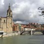 Construite  la fin du XVe sicle, l'glise de San Antn n'est pas la plus ancienne de Bilbao, mais bien l'une des plus typiques. Situe sur les berges du fleuve, tout prs du March de la Ribera et l'ancien Htel de Ville, son histoire est intimement lie  celle de la ville,  tel point qu'elle est dessine  ct du pont qui porte le mme nom dans les armures de la ville.