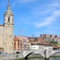 Presque trois cent ans avant la pose de la premire glise  cet endroit il y avait un entrept de marchandises construit sur une roche  ct du fleuve sur lequel passait les caravanes charges de laine provenant de Castille, ainsi qu'un petit port. Lorsqu'en 1300 Don Diego Lpez de Haro accorda la charte de la ville,  Carta Puebla   la ville, l'ancien entrept fut intgr dans l'enceinte de la ville, dlimite par une robuste muraille qui servait de protection contre les invasions et les inondations.  L'glise actuelle fut construite entre 1546 et 1548 en style gothique, mme si sa belle faade est style renaissance et le clocher baroque.
