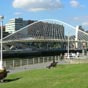 Bilbao:Le Zubizuri (le pont blanc en basque) est une passerelle suspendue au-dessus du fleuve Nervion  Bilbao, se trouvant tout prs du muse Guggenheim. Il a t dessin par l'architecte Santiago Calatrava. La passerelle a t ouverte au public en 1997.