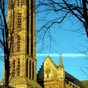 Limoges : La cathdrale Saint-Etienne sous un autre angle. Sa construction commena en 1273 et ne fut termine qu'en 1888 par le rattachement du clocher d'origine romane  la nef. La construction commena par le chur caractristique du gothique rayonnant du XIIIe sicle qui fut rattach  la nef romane.  Les travaux s'interrompirent une premire fois en 1327 faute d'argent. En 1378, la chapelle Saint-Martial et une partie du transept nord furent levs, le clocher roman fut renforc par une imposante maonnerie ; quelques annes plus tard, c'est au tour du transept sud. Aprs la guerre de Cent Ans, les deux premires traves de la nef sont difies entre 1458 et 1499. Entre 1516 et 1541, Philippe de Montmorency et Charles Villiers de L'Isle-Adam firent construire le portail Saint-Jean, chef-d'uvre limousin du gothique flamboyant, afin d'inclure la chapelle Saint Martial dans l'enceinte de la cathdrale. Jean de Langeac, en 1533, commanda un jub pour fermer le chur, et entrepris la construction des quatre dernires traves de la nef. Mais de nouveau, la construction s'arrta avec la mort de l'vque et les trois traves de la nef et le narthex reliant l'glise au clocher de la cathdrale romane ne furent leves qu' la fin du XIXe sicle.           