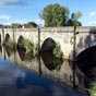 Limoges : Le  pont Saint-Martial est situ en contrebas de l'ancien forum gallo-romain - actuel htel de ville - dans le prolongement de l'ancien cardo maximus, axe principal nord-sud de la ville antique. Ce pont fut  l'origine construit par les Romains afin de traverser  sec la Vienne et facilitait ainsi les changes sur la voie reliant Avaricum (Bourges) et le sud de la Gaule. En 1182, Henri II Plantagent, roi d'Angleterre, duc d'Aquitaine et donc suzerain de Limoges, fit dtruire le pont gallo-romain pour punir la cit de son infidlit. Le pont ne fut reconstruit que vingt-trois ans plus tard sur les bases de l'difice antique. Il possde sept arches en arc.               
