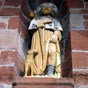 Saint Roch fut particulirement invoqu au moment des pidmies de peste et, vers le XVe sicle, il prit la place de saint Jacques dans de nombreuses glises et chapelles autrefois ddies  l'aptre de l'Espagne. Cette statue de saint Roch est superbe...