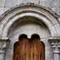 Bacarin: L'glise San Miguel possde un portail aux voussures tores et un tympan bilob.