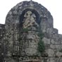 Un Santiago Matamoros plac dans la niche de la porte surveille les plerins!
