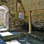 Santa Maria de Boveda:Mise au jour en 1926 l'glise palochrtienne prend place sous l'glise paroissiale.Quelques annes auparavant, le prtre de la paroisse avait dcouvert l'antique difice enterr  l'occasion de travaux effectus pour abaisser le parvis de l'glise.