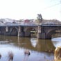 On quitte Lugo par le pont Vella qui fut difi par les Romains au premier sicle de notre re, reconstruit au XIIe sicle puis ramnag au XIVe. Enfin, le XVIIIe sicle modifia profondment l'ouvrage dont les seuls lments romains sont les fondations. Le pont dbouche sur la Estrada Vella de Santiago, la vieille route de Santiago.