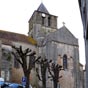 Lusignan : Lglise Notre-Dame-et-Saint-Junien a t fonde par Hugues IV de Lusignan en mars 1025 en l'honneur de Notre-Dame.  la demande du comte de Poitou, Guillaume le Grand, le roi de France, Robert le Pieux, permet  cette glise de recevoir des donations qui ne seront sujettes  aucun seigneur. Le pape,  la requte de Hugues IV, appuy par l'vque de Poitiers, place l'glise sous sa protection. Il y eut deux campagnes de construction : l'une au dbut du XIme sicle concerne les murs Nord et Sud de la nef, le croisillon Nord et son absidiole ; lautre durant la seconde moiti du XIIme sicle concerne le reste de l'difice  l'exception du porche d'entre. Cette seconde campagne de 1110  1130 a t impulse par Hugues VI de Lusignan en remerciement d'avoir chapp  la mort au cours d'une croisade. Au long des sicles, elle connut beaucoup de revers. Le conflit qui opposa le roi Henri II Plantagenet au seigneur de Lusignan et qui aboutit en 1168  de graves dommages au chteau, a, sans doute, galement t  l'origine de destructions dans l'glise. Ce pourrait tre la raison de l'implantation de 16 piliers pour porter les voutes gothiques. De cette poque datent aussi le carr du transept qui porte un lgant clocher carr, le bras droit du transept avec une absidiole plus profonde que celle du bras nord, le chur en hmicycle sur une crypte  trois nefs de mme dimensions.  Pendant la guerre de Cent Ans, en 1373, les Anglais s'emparent de Lusignan, puis Bertrand Du Guesclin vint assiger la forteresse proche de l'glise. C'est au cours de ces combats que le clocher s'effondra et que les voutes cdrent. En 1377, Jean de Berry, comte de Poitou, fit restaurer l'ensemble. Il fallut reprendre, de faon svre, la faade occidentale et refaire les voutes des cinq premires traves de la nef.