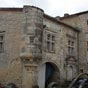 Chteau de Madirac: L'entre avec tourelles cylindriques  encorbellement. Des fentres  meneaux paraissent  l'tage .