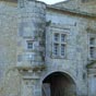 Chteau de Madirac: L'entre avec tourelles cylindriques  encorbellement. Des fentres  meneaux paraissent  l'tage.