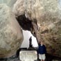 Trois roches en quilibre formant un dolmen naturel, surplombent un autel du XVIe sicle, ddi  saint Michel. L'glise date du XVIIIe sicle mais ce site a t utilis ds la prhistoire comme un lieu de dvotion.  La tradition dit que le passage sous ces roches maintient la virilit...