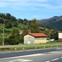 L' Ermitage de Santa Maria d'Erdotza se situe dans un environnement bien mdiocre...route nationale et btiment industriel.