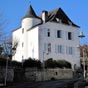 La maison de Bela ou manoir de Bela domine la Haute-Ville avec sa tourelle ronde. Elle est particulirement connue parce qu'en 1587 son propritaire, Grard de Bla, dcida d'instaurer des impts, innovation qui dplut particulirement aux habitants de la ville.