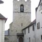 L'glise Notre Dame de la Ville-Haute qui date des XVIe et XVIIe sicles est incluse dans les habitations.