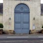 Une autre trs belle construction aux Ormes devenue htel: La poste aux chevaux.Ds la fin du 15me sicle, certaines voies de grandes communications sont  mises en poste , c'est--dire pourvues de relais, implants de distance en distance, pour acclrer la vitesse de dplacement  cheval. Les Relais de Poste sont dirigs par un Matre de Poste appel  lorigine Poste ou Tenant Poste pour le Roi ou Chevaucheur de lcurie du Roi. Il tient sa fonction dun brevet du Roi.   Au dpart, la Poste aux Chevaux est la poste du Roi. Le Chevaucheur transporte les correspondances royales au galop et change de monture  chaque relais. La Guide ou Postillon accompagne le courrier et ramne le cheval au pas  son relais dorigine.