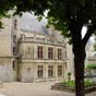 Htel de Mnoc : Un joli htel du XVe sicle qui tire son non de la famille de Menoc qui s'installa  Melle vers la fin du XIIIe sicle. En 1841 il fut dcid d'y installer le tribunal pour ce faire les btiments ont t modifis en 1846, puis une faade fut refaite en 1863, dans un style no-gothique flamboyant.