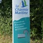 Nous quittons les Deux-Svres pour entrer dans le dpartement des Charentes Maritimes.... De ce fait nous quittons la Province du Poitou pour la Province d'Aunis et  Saintonge...A partir de l notre prgrination va tre facilite grce  de grosses bornes flanques de coquilles indiquant la route  chaque bifurcation....