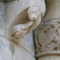 Sur la droite de l'image: Le basilic, chapiteau de l'absidiole nord. Le basilic est une bte lgendaire, souvent prsent comme un reptile, mentionn ds l'antiquit grco-romaine comme tant un petit serpent au venin et au regard mortel. Durant le Moyen ge, il fut plus souvent dcrit comme un mlange de coq et de serpent et fut l'objet d'importantes superstitions, tant sur ses origines que sur ses pouvoirs d'empoisonnement et de ptrification. Le basilic apparut dans de nombreux bestiaires et des encyclopdies avant de devenir,  l'poque moderne, une crature du bestiaire de nombreux jeux de rle.