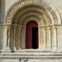 A l'extrmit sud du transept s'lve une deuxime faade fort diffrente de la premire, plus connue encore et surtout plus admire. Elle ne comporte qu'un portail en plein cintre mais extraordinaire comme l'est aussi l'tage et le pignon. Le tout bien encadr par deux faisceaux de sept belles colonnes formant contreforts d'angles. Cette porte a les quatre cintres appuys sur des jambages trs brass garnis de colonnes aux fts et aux chapiteaux diversement orns: chevrons et torsades sur les uns, feuillages, griffons et personnages sur les autres. Les fuseaux entre les colonnes sont garnis de petits aigles et d'toiles. Les tailloirs prolongs forment bandeau traversant la faade. La suite de petits chevaux au galop de la partie gauche est particulirement curieuse.Mais l'intrt de ces dtails ne fait qu'annoncer celui des voussures. Deux de celles-ci sont clbres: la plus petite et la plus grande...