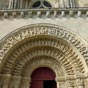 La premire voussure est une pure rminiscence byzantine orne en mplats de rinceaux enchevtrs enterrant trois griffons et trois centaures. La deuxime, celle du grand rayon, est garnie de trente-quatre figurines fantastiques ou satyriques formant le plus tonnant assemblage qu'il soit possible de rencontrer: oiseaux de toutes formes, sirnes, centaures, cerfs, un ne qui joue de la vielle, un autre chantant, etc...etc...Les deux autres archivoltes plus classiques sont revtues l'une d'une thorie de vingt-quatre Saints debout et en marche l'autre de tout un aropage de vieillards assis ayant en mains soit un Instrument de musique soit un flacon de parfums. Il s'agit vraisemblablement des vieillards de l'Apocalypse mais ils sont trente et un et non vingt-quatre.