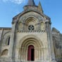A l'extrmit sud du transept s'lve une faade trs  admire. Elle ne comporte qu'un portail en plein cintre mais extraordinaire comme l'est aussi l'tage et le pignon. Le tout bien encadr par deux faisceaux de sept belles colonnes formant contreforts d'angles. Cette porte dont un moulage est aujourd'hui au Muse des Antiques au Palais de Chaillot ( ne chercher plus ce muse) a les quatre cintres appuys sur des jambages trs brass garnis de colonnes aux fts et aux chapiteaux diversement orns : chevrons et torsades sur les uns ; feuillages, griffons et personnages sur les autres. Les fuseaux entre les colonnes sont garnis de petits aigles et d'toiles. Les tailloirs prolongs forment bandeau traversant la faade. La suite de petits chevaux au galop de la partie gauche est particulirement curieuse.
