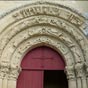 Le portail ouest: La premires voussures (la plus petite) est garnies de six anges allongs dans le sens de l'arc.adorant un agneau pascal plac au centre, dans un mdaillon: les robes des anges sont joliment drapes.Sur la voussure suivante se droulent les combats des Vertus et des Vices. Six personnages en armes, les vertus terrassent chacun un vice reprsent par un petit monstre hideux.A ct sur le plat de l'archivolte sont inscrits les noms de combattants. On voit ainsi la Foi triompher de l'Idoltrie, la Chastet de la Luxure, la Patience de la Colre et la Concorde craser la Discorde.