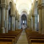 Vue intrieure de la nef. Elle compte cinq traves couvertes d'un berceau bris sur doubleaux. Elle reoit son clairage des collatraux. Les grandes arcades retombent sur des piles de section quadrilobe.