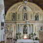 Boente: L'glise de Santiago nous dvoile une chane sculpte sur le pourtour de l'autel,  l'arrire duquel sont reprsentes des coquilles, symbole de l'union entre les fidles et l'eucharistie. Au centre du retable du XVIIIe sicle figure un saint Jacques plerin, domin par un Matamoros portant haut l'tendard frapp de la croix templire. Deux saints franais sont reprsents de chaque ct de la nef: Saint Roch et Notre-Dame-de-la Salette. Toutes les statues, sauf une, sont en bois de chtaignier, bois rebelle aux parasites.
