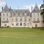  Mirambeau: Le chteau (proprit prive), dont l'existence est mentionne ds le XIe sicle, est situ sur une hauteur dominant la cit de prs de quarante mtres. L'ancienne forteresse mdivale tait l'une des nombreuses places-fortes qui scandaient ces  marches  de Saintonge et de Guyenne. Dissimul par un parc, le chteau n'est que difficilement visible depuis le centre-ville. Il ne conserve que peu d'lments vraiment anciens, sinon un chtelet et un pan de courtines, refaits au XVIIe sicle.