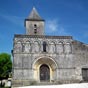 L'glise Saint-Martin est situe  Petit-Niort, ancienne commune ayant fusionn avec Mirambeau peu aprs la Rvolution. Cette ancienne glise priorale et paroissiale est une des rares du dpartement  conserver des lments pr-romans. Le mur nord de la nef est en effet en petit appareil, et prsente la particularit d'tre perc d'une petite baie en plein cintre dote d'un claustrum, c'est--dire d'une fentre en pierre ajoure, caractristique d'une poque o le verre tait l'apanage des paroisses les plus riches.