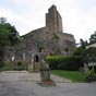 L'glise de Vals est semi-rupestre, ce qui signifie qu'elle est en partie construite dans la roche (poudingue de Palassou), du moins pour sa partie basse. Il s'agit d'un amnagement des larges diaclases naturelles de la roche (et non pas des failles comme il a t souvent crit), utilisant la principale comme entre. De nombreuses hypothses courent au sujet de cette diaclase et des abris sous roche voisins ; il a t avanc une activit de culte trs ancien (remontant peut-tre  2000 ans avant J.C.) mais sans aucune preuve matrielle. Ce dont nous sommes  prsent certains, c'est qu'un village prenait place sur ce lieu ds le ixe sicle avant notre re (de nombreux tessons de cramique protohistorique datant de la charnire entre le bronze final et le premier ge du fer ont t dcouverts). Un sondage pratiqu en 2008 a rvl une spulture collective de la fin du Nolithique. Quelques objets des priodes gallo-romaine et mrovingienne sont prsents, confirmant la prennit de l'occupation. C'est surtout dans le bas Moyen ge, autour de l'glise romane, que le site connut sa plus grande occupation avec le dveloppement d'un grand cimetire et d'un habitat en partie fortifi. Les soubassements de l'glise remonteraient au moins au Xe sicle (fin de l'poque carolingienne). L'glise apparat dans les textes en 1104 quand le recteur de Vals, Annibal Grasseries, devient un des chanoines rguliers de l'glise Saint-Volusien de Foix. En 1224, le pape Honorius III confirme les droits de l'abbaye de Foix sur l'glise Sainte-Marie de Vals. Mais le 2 avril 1445, une bulle du pape Eugne IV runit l'glise de Vals  la mense de la cathdrale de Pamiers. En 1887, la marquise de Portes a fait surlever l'difice. En 1952, l'abb J.-M. Durand et Sylvain Stym-Popper dcouvrent les fresques sous le badigeon.