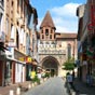 Lorsque le plerin arrive, il dcouvre l'abbaye Saint Pierre au fond de la rue...