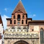  Il ne subsiste de l'difice d'origine que le clocher-porche, fortifi vers 1180. La fortification comporte un chemin de ronde, un parapet crnel, des archres et une galerie  mchicoulis.