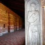 Les arcades sont interrompues dans les angles et au centre par des piliers carrs en brique revtus de plaques de marbre sculptes. Huit d'entre eux, dans les piliers d'angle, reprsentent des aptres. Huit des douze aptres, identifis par des inscriptions, sont rapprochs deux  deux  chacun des quatre angles : Pierre et Paul au sud-est, Jacques et Jean au nord-est, Philippe et Andr au nord-ouest, Barthlemy et Matthieu au sud-ouest. Un neuvime aptre, Simon, est reprsent sur le pilier central de la galerie occidentale, ct ouest. Peut-tre  l'origine se trouvait-il, avec les trois autres aptres aujourd'hui manquants, sur les piliers d'un portique qui encadra jusqu'au xviiie sicle une belle fontaine  l'angle nord-ouest du prau.